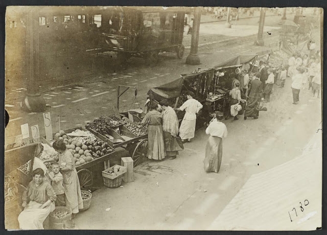 Pushcart Markets, New York from the 1900s (1).jpg
