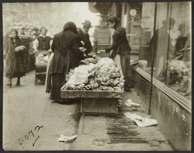 Pushcart Markets, New York from the 1900s (6).jpg