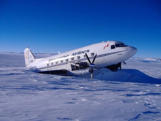 stranded_passengers_repair_their_broken_airplane_alone_in_the_middle_of_antarctica_640_04.jpg
