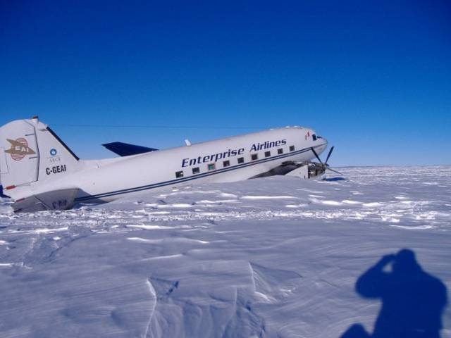 stranded_passengers_repair_their_broken_airplane_alone_in_the_middle_of_antarctica_640_05.jpg