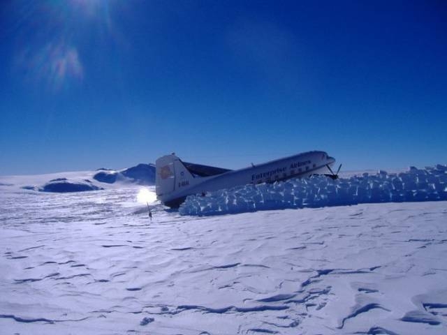 stranded_passengers_repair_their_broken_airplane_alone_in_the_middle_of_antarctica_640_06.jpg