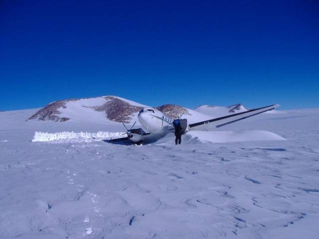 stranded_passengers_repair_their_broken_airplane_alone_in_the_middle_of_antarctica_640_09.jpg