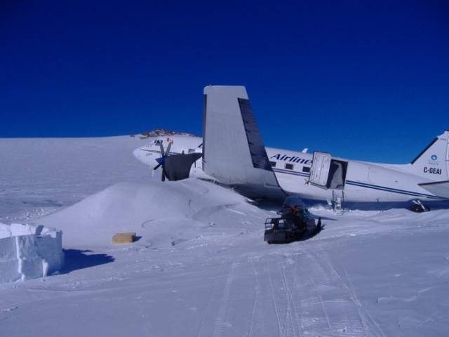 stranded_passengers_repair_their_broken_airplane_alone_in_the_middle_of_antarctica_640_10.jpg