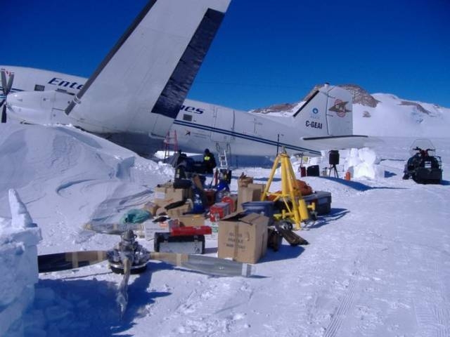 stranded_passengers_repair_their_broken_airplane_alone_in_the_middle_of_antarctica_640_11.jpg