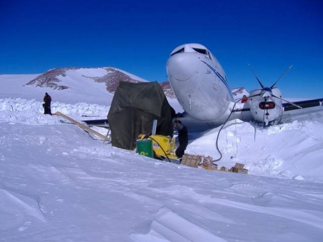 stranded_passengers_repair_their_broken_airplane_alone_in_the_middle_of_antarctica_640_12.jpg