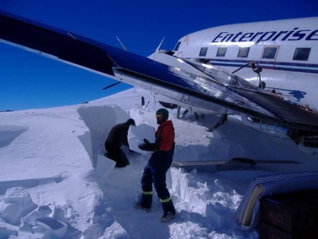 stranded_passengers_repair_their_broken_airplane_alone_in_the_middle_of_antarctica_640_13.jpg