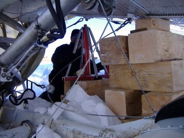 stranded_passengers_repair_their_broken_airplane_alone_in_the_middle_of_antarctica_640_15.jpg