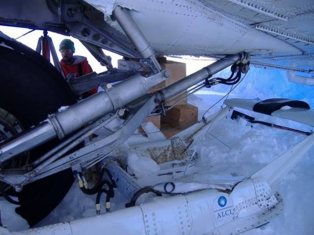 stranded_passengers_repair_their_broken_airplane_alone_in_the_middle_of_antarctica_640_16.jpg