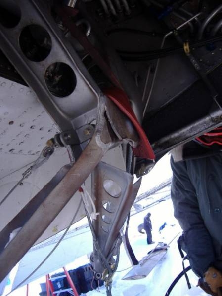 stranded_passengers_repair_their_broken_airplane_alone_in_the_middle_of_antarctica_640_17.jpg