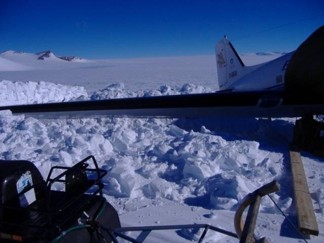 stranded_passengers_repair_their_broken_airplane_alone_in_the_middle_of_antarctica_640_20.jpg