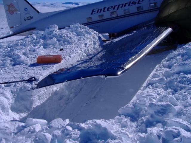 stranded_passengers_repair_their_broken_airplane_alone_in_the_middle_of_antarctica_640_21.jpg