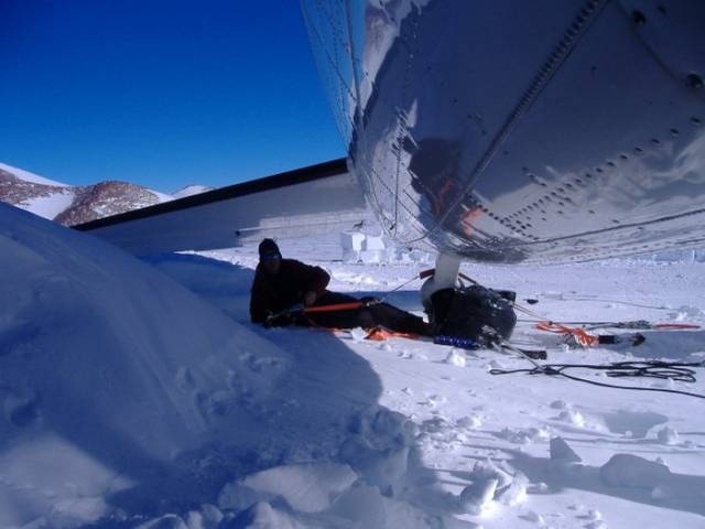 stranded_passengers_repair_their_broken_airplane_alone_in_the_middle_of_antarctica_640_22.jpg