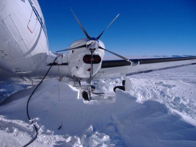 stranded_passengers_repair_their_broken_airplane_alone_in_the_middle_of_antarctica_640_24.jpg