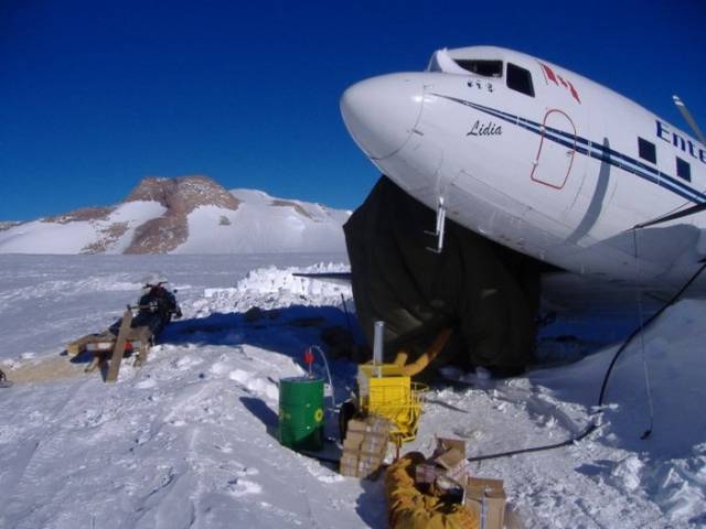 stranded_passengers_repair_their_broken_airplane_alone_in_the_middle_of_antarctica_640_25.jpg