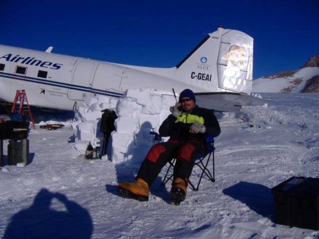 stranded_passengers_repair_their_broken_airplane_alone_in_the_middle_of_antarctica_640_27.jpg
