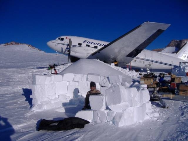 stranded_passengers_repair_their_broken_airplane_alone_in_the_middle_of_antarctica_640_28.jpg