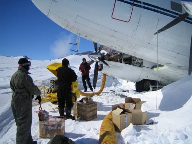 stranded_passengers_repair_their_broken_airplane_alone_in_the_middle_of_antarctica_640_29.jpg