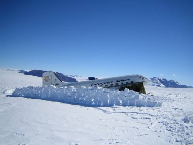 stranded_passengers_repair_their_broken_airplane_alone_in_the_middle_of_antarctica_640_30.jpg