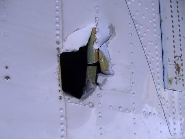 stranded_passengers_repair_their_broken_airplane_alone_in_the_middle_of_antarctica_640_34.jpg