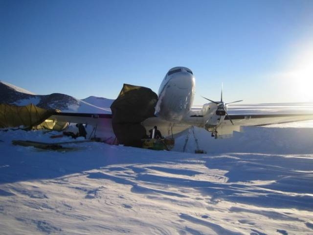 stranded_passengers_repair_their_broken_airplane_alone_in_the_middle_of_antarctica_640_35.jpg