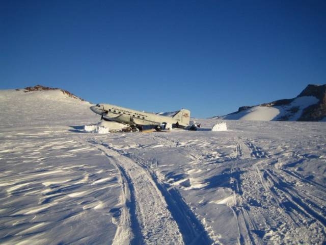 stranded_passengers_repair_their_broken_airplane_alone_in_the_middle_of_antarctica_640_38.jpg