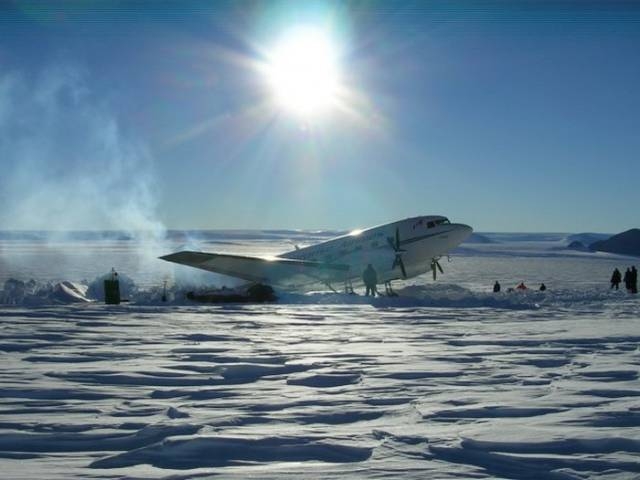 stranded_passengers_repair_their_broken_airplane_alone_in_the_middle_of_antarctica_640_40.jpg