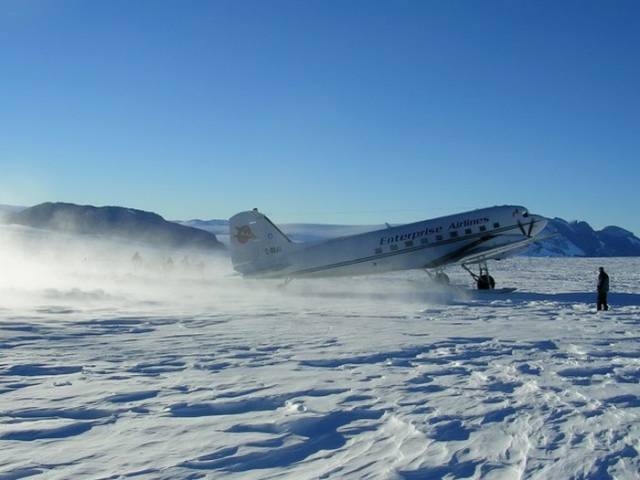 stranded_passengers_repair_their_broken_airplane_alone_in_the_middle_of_antarctica_640_41.jpg