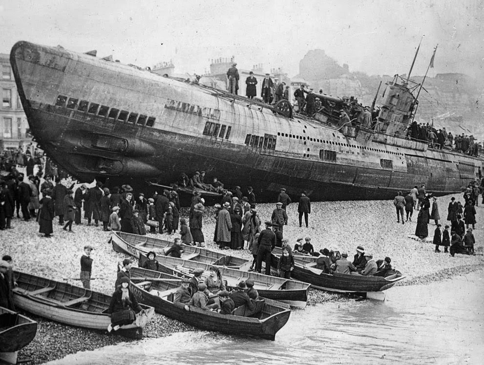 U-118,+a+World+War+One+submarine+washed+ashore+on+the+beach+at+Hastings,+England.jpg