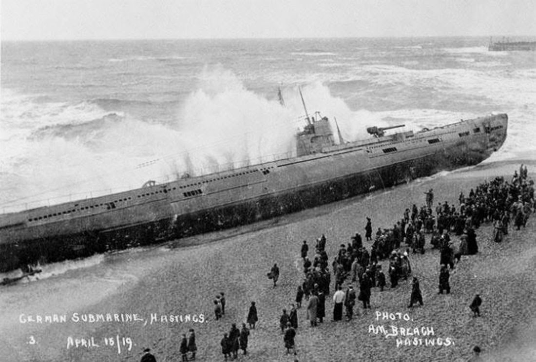 U-118,+a+World+War+One+submarine+washed+ashore+on+the+beach+at+Hastings,+England+(2).jpg