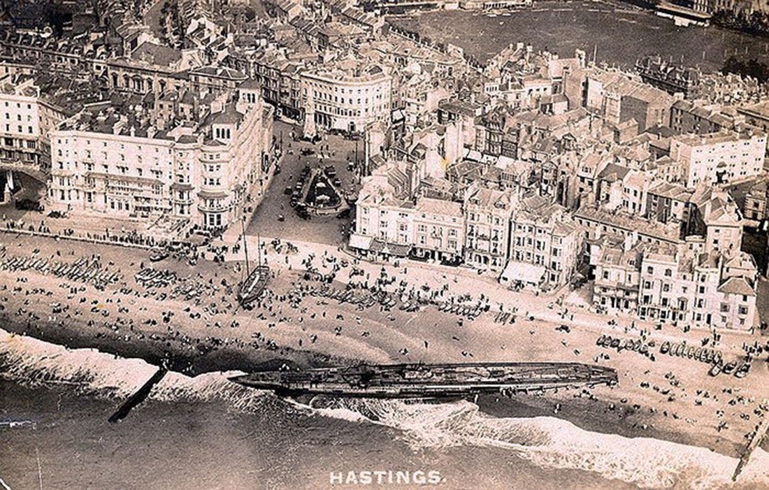 U-118,+a+World+War+One+submarine+washed+ashore+on+the+beach+at+Hastings,+England+(3).jpg