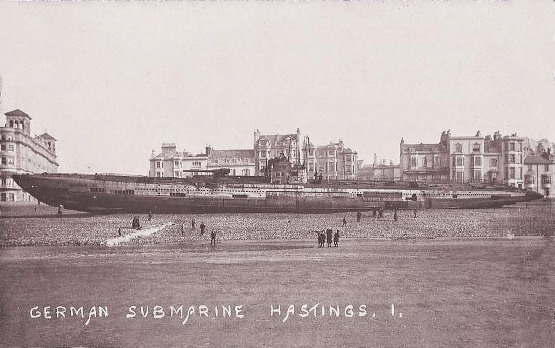 U-118,+a+World+War+One+submarine+washed+ashore+on+the+beach+at+Hastings,+England+(4).jpg