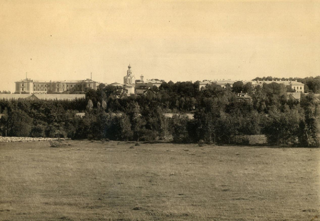 Панорама с востока на Петровскую академию от Фермской и Продольной аллей у зоостанции, Фермы у среднего фермерского пруда.jpg