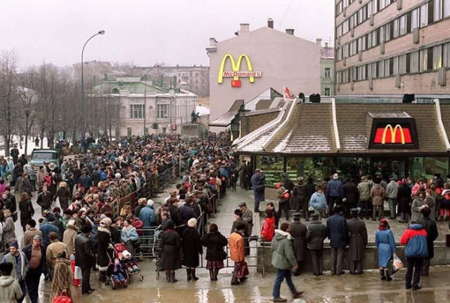 an_impressive_story_about_how_soviet_unions_first_mcdonalds_was_opened_640_09.jpg