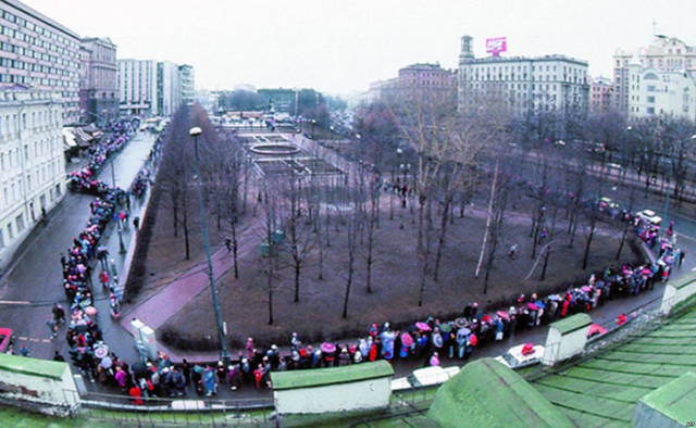an_impressive_story_about_how_soviet_unions_first_mcdonalds_was_opened_640_12.jpg