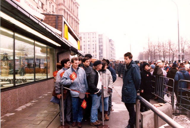 an_impressive_story_about_how_soviet_unions_first_mcdonalds_was_opened_640_14.jpg