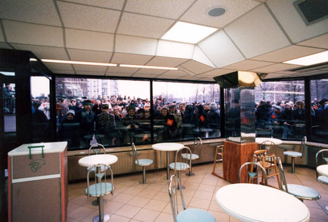 an_impressive_story_about_how_soviet_unions_first_mcdonalds_was_opened_640_16.jpg
