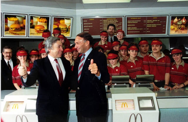 an_impressive_story_about_how_soviet_unions_first_mcdonalds_was_opened_640_18.jpg