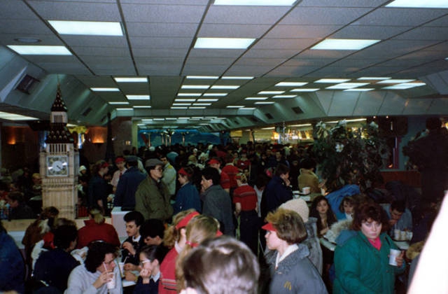 an_impressive_story_about_how_soviet_unions_first_mcdonalds_was_opened_640_20.jpg