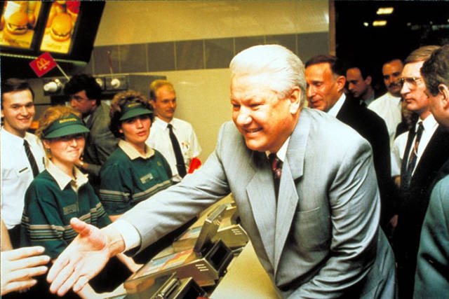 an_impressive_story_about_how_soviet_unions_first_mcdonalds_was_opened_640_21.jpg