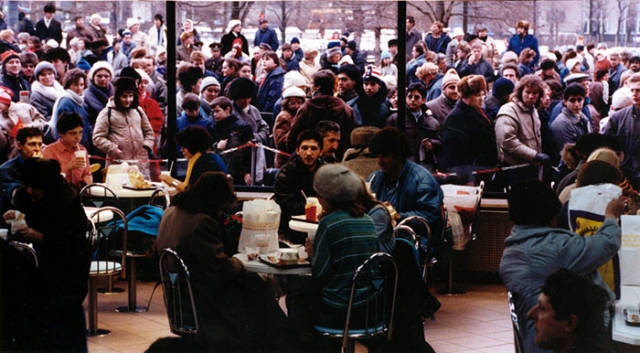 an_impressive_story_about_how_soviet_unions_first_mcdonalds_was_opened_640_23.jpg