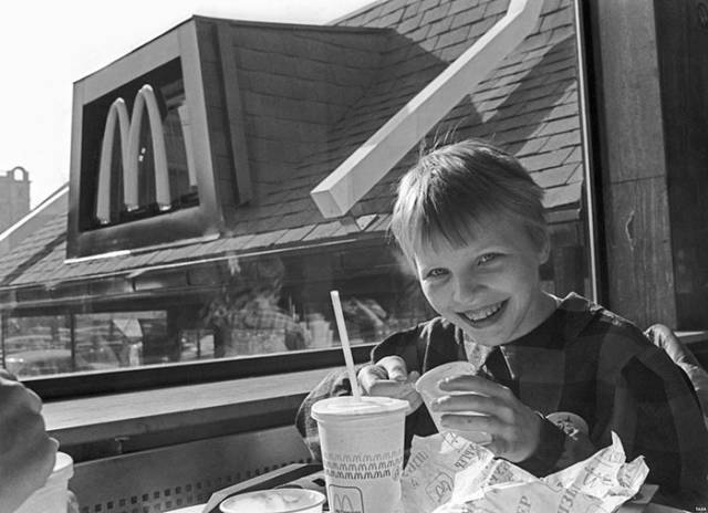 an_impressive_story_about_how_soviet_unions_first_mcdonalds_was_opened_640_24.jpg