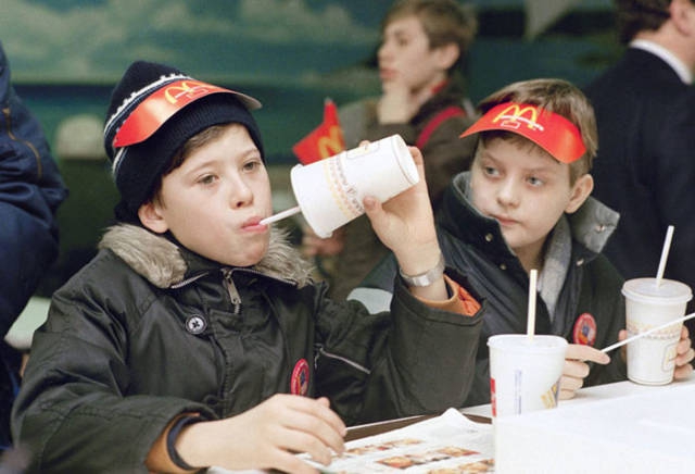 an_impressive_story_about_how_soviet_unions_first_mcdonalds_was_opened_640_26.jpg