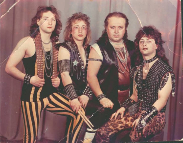 these_bands_know_how_to_pose_for_most_awkward_photos_pos-2.jpg