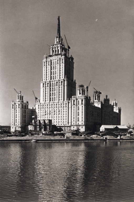 88 Строительство гостинницы Украина 1952.jpg