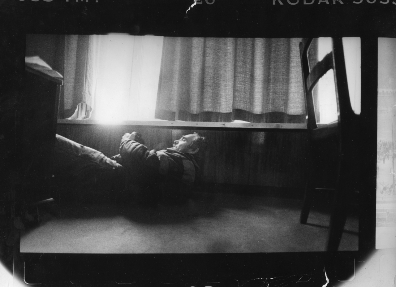 Фотокорреспондент газеты «Moscow Times» Владимир Филонов нырнул, чтобы избежать снайперского огня, когда он снимает фотографии из окна гостиницы напротив Дома Советов 3.jpg