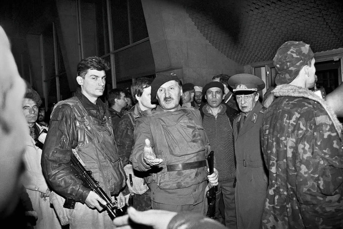 Вышедший на пенсию генерал Альберт Макашов, жестом, возглавляет толпу, штурмующую Останкино 3 октября..jpg