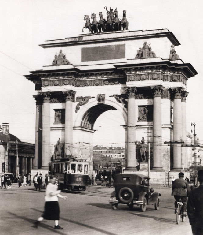 38 Триумфальная арка у Белорусского вокзала 1935.jpg