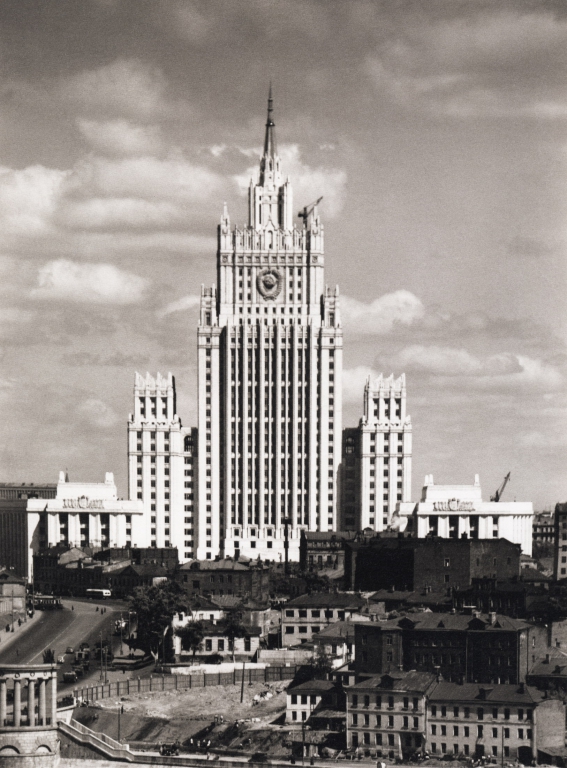 85 Высотный дом на Смоленке 1952.jpg
