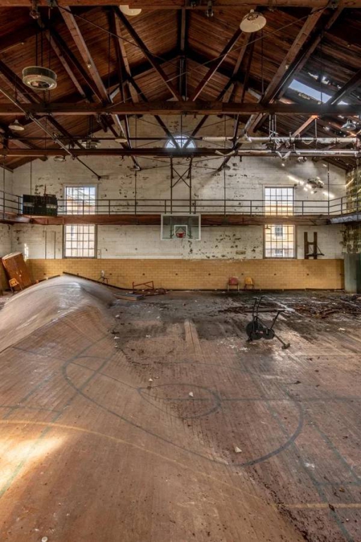 abandoned_stuff_that_still_looks_cool_640_high_16.jpg
