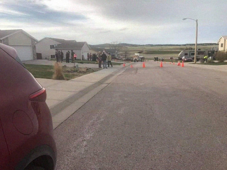 giant_sinkhole_appeared_in_south_dakota_people_immediately_ventured_forth_to_investigate_640_03.jpg